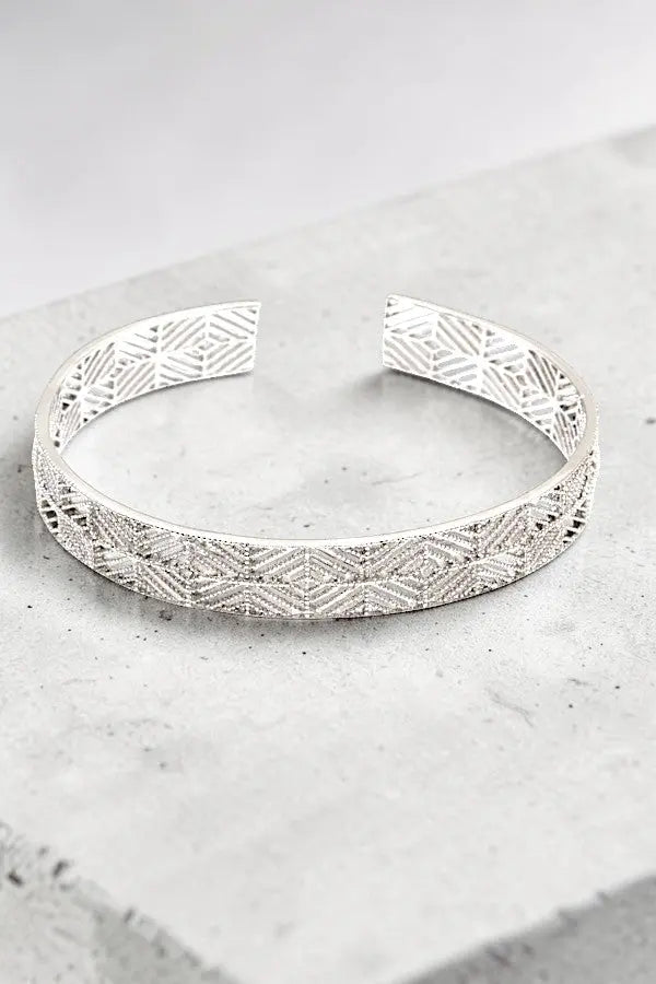 GEOMETRIC PATTERN CUT OUT DETAIL LUSTROUS CUFF BRACELET - SweetShine c.o.c. 