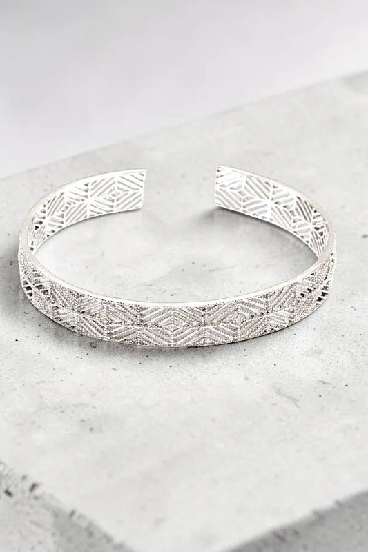GEOMETRIC PATTERN CUT OUT DETAIL LUSTROUS CUFF BRACELET - SweetShine c.o.c. 